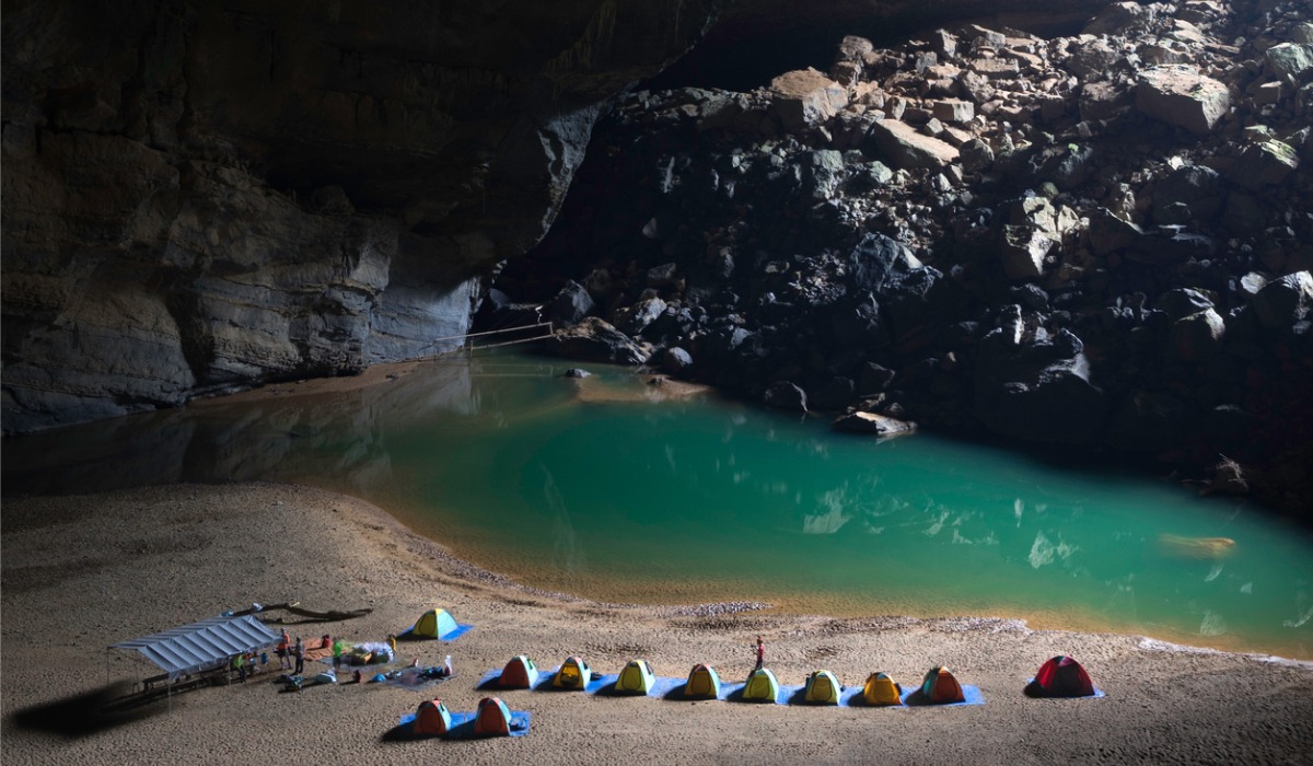Son Doong, es el sistema de cuevas más grande del mundo, con su propio ecosistema de jungla y lagos en su interior.